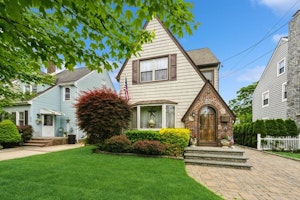 Mineola Home, NY Real Estate Listing